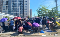 Đà Nẵng: Người dân xếp hàng ra tận vỉa hè chờ nộp hồ sơ mua nhà ở xã hội