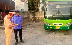 Tài xế xe buýt chạy lên vỉa hè để né kẹt xe bị phạt 6 - 8 triệu đồng