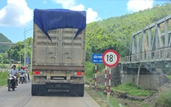 Đắk Lắk: Cầu yếu cấm tải trên 18 tấn "oằn mình" gánh đoàn xe đầu kéo, xe container