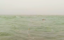 Vượt sóng gió, cứu thuyền viên bị chìm tàu trôi dạt trên biển Cà Mau