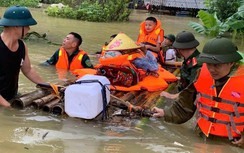 Công an Cao Bằng hỗ trợ người dân trong lũ lịch sử