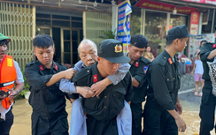 Xúc động hình ảnh Công an Lạng Sơn ngày đêm dầm mình trong mưa lũ hỗ trợ người dân