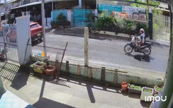 Bé trai đạp xe đuổi theo người phụ nữ nghi lấy mất 140 tờ vé số ở Tây Ninh