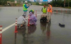 Khẩn trương lắp đặt tạm cọc tiêu mềm hướng dẫn, phân làn đường tại đảo nút giao QL9A