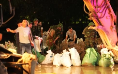 Bắc Ninh: Trắng đêm đắp đê ngăn lũ sông Cầu