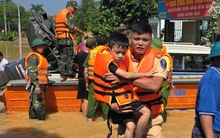 CSGT đường thủy vượt lũ nỗ lực giúp đỡ người dân vùng "rốn lụt" Bắc Ninh, Lạng Sơn