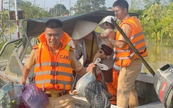 Công an, quân đội sơ tán hơn 300 người khỏi vùng ngập lụt ở ngoại thành Hà Nội