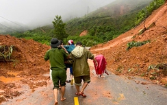 Đà Nẵng: Hơn hai giờ khiêng sản phụ từ vùng sạt lở ra xe múc để đi trạm y tế