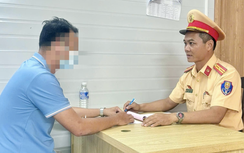 Xử phạt tài xế xe khách vừa lái xe vừa sử dụng điện thoại ở Đồng Nai