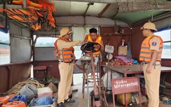 Cảnh sát đường thủy Phú Thọ đẩy mạnh kiểm tra, tuyên truyền ATGT sau mưa bão