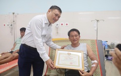 Khen thưởng những ngư dân Quảng Ngãi dũng cảm vật lộn 48 giờ trên biển cứu người