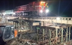 Thông tuyến đường sắt Bắc - Nam: Tàu thử tải chạy thành công qua khu vực sạt lở