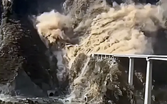 Khoảnh khắc cây cầu ở Trung Quốc đổ sập chỉ sau vài tháng thông xe