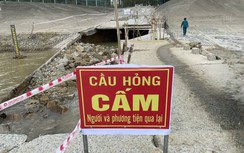 Một tuần sau bão lũ, nhiều tuyến đường ở Quảng Ngãi vẫn bị chia cắt do sạt lở