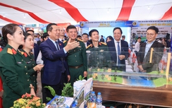 Bộ trưởng Trần Hồng Minh thăm triển lãm 80 năm Trường Đại học GTVT