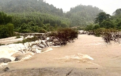 Mưa lớn, nhiều khu vực miền núi ở Khánh Hòa bị cô lập, giao thông chia cắt