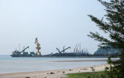 Gỡ "nút thắt" hàng lỏng tại cảng Chân Mây