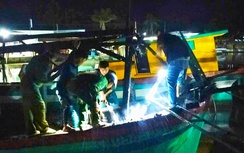 Kịp thời hỗ trợ chữa cháy tàu cá trong đêm ở Cà Mau