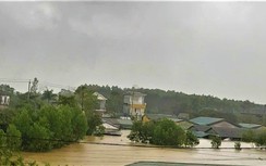 Huế: Nước lũ lên nhanh, giao thông chia cắt, gần 300 nhà dân chìm trong biển nước