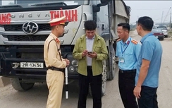 Hải Phòng: Liên tiếp phát hiện xe vượt tải trọng trên tuyến đê qua phường Dương Kinh