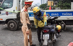 CSGT Hà Nội xử phạt hơn 400 tài xế che biển số, dùng điện thoại khi lái xe