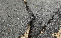 Quốc lộ 24 sạt lở, nền đường đứt gãy khiến giao thông tắc nghẽn