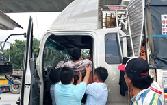 Xe tải tông đuôi xe đầu kéo gây tai nạn liên hoàn, tài xế gãy chân mắc kẹt trong cabin