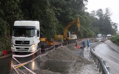 Chạy đua với mưa lũ khắc phục sụt lún trên quốc lộ 24 nối lại mạch giao thông
