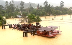 Đắk Lắk: Tàu hút cát đứt neo trôi tự do trên sông Krông Ana, uy hiếp cầu Giang Sơn