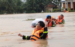 Công an Khánh Hòa dầm mình trong nước lũ cứu dân