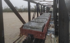 Điều toa xe chở tà vẹt “chặn” trên 2 cầu đường sắt, tránh nước lũ cuốn trôi