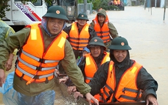 Bộ đội Gia Lai vượt lũ cứu người dân vùng ngập sâu