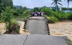 Quảng Ngãi: Mưa lũ làm sập cầu, người đi xe máy rơi xuống sông may mắn thoát nạn