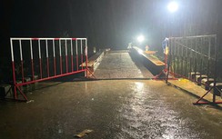 12 giờ dựng xong cầu tạm, nối lưu thông đoạn cầu sập do mưa lũ ở Quảng Ngãi