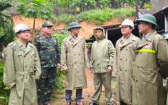 Lãnh đạo tỉnh Quảng Ngãi thị sát quả đồi sạt lở, tặng quà người dân ở nơi sơ tán