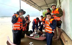 Công an, bộ đội Đắk Lắk ăn vội mì tôm giữa nước lũ, dầm mình cứu người dân