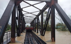 Khẩn cấp bảo vệ hạ tầng đường sắt trước mưa lũ lịch sử ở Trung Bộ