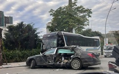 Mercedes-Maybach mất lái đâm xe khách đỗ ven đường, tài xế bất tỉnh ở Quảng Ninh