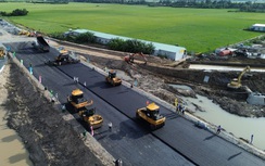 Thảm 400m nhựa đầu tiên trên cao tốc Châu Đốc - Cần Thơ - Sóc Trăng