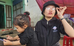 23 giờ trụ trên nóc nhà, cả gia đình ở Phú Yên được 2 người chèo ghe cứu