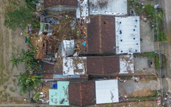 Xác xơ rốn lũ miền Trung: Bò chết nổi, người dân Hòa Thịnh giữ mạng nhờ chiếc ghe nhỏ