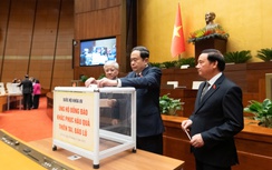 Quốc hội tưởng niệm người tử vong do thiên tai, quyên góp ủng hộ đồng bào vùng bão lũ