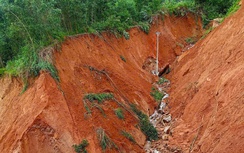 Quảng Ngãi: Đường sụp thành vực sâu, hàng trăm hộ dân bị chia cắt