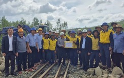 Thứ trưởng Nguyễn Danh Huy kiểm tra các điểm hư hỏng trên đường sắt Bắc - Nam do mưa lũ