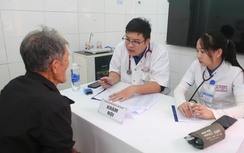 Khám bệnh, cấp thuốc miễn phí cho hơn 1.000 người dân ở Huế