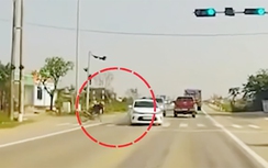 Chuyển hướng thiếu quan sát, nam sinh đi xe máy bị ô tô tông trúng