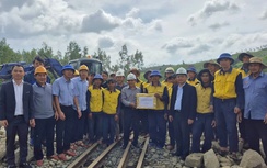 Deputy Minister Nguyen Danh Huy inspects flood-damaged sections of the North-South railway