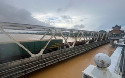 Đường sắt lại điều tàu hàng “trấn giữ” cầu Bạch Hổ giữa lũ lớn sông Hương