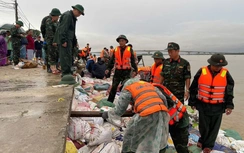 Lập sở chỉ huy quân sự ứng phó mưa lũ tại điểm nóng sạt biển ở Đà Nẵng