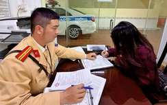 Hà Nội: Xử phạt người phụ nữ lái ô tô đi ngược chiều, buộc xe khác nhường đường